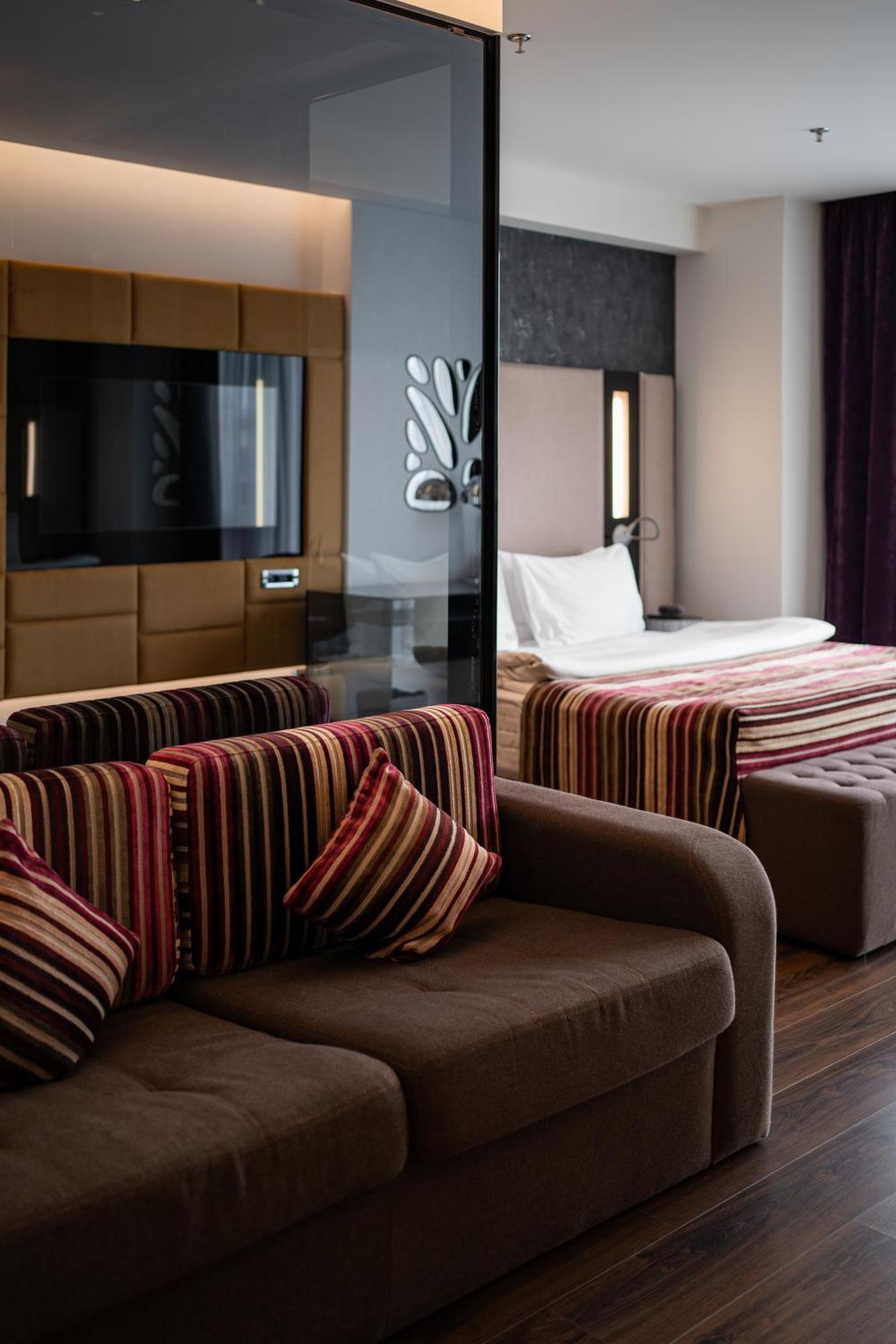 11 Mirrors Design Hotel Kiev Exterior foto