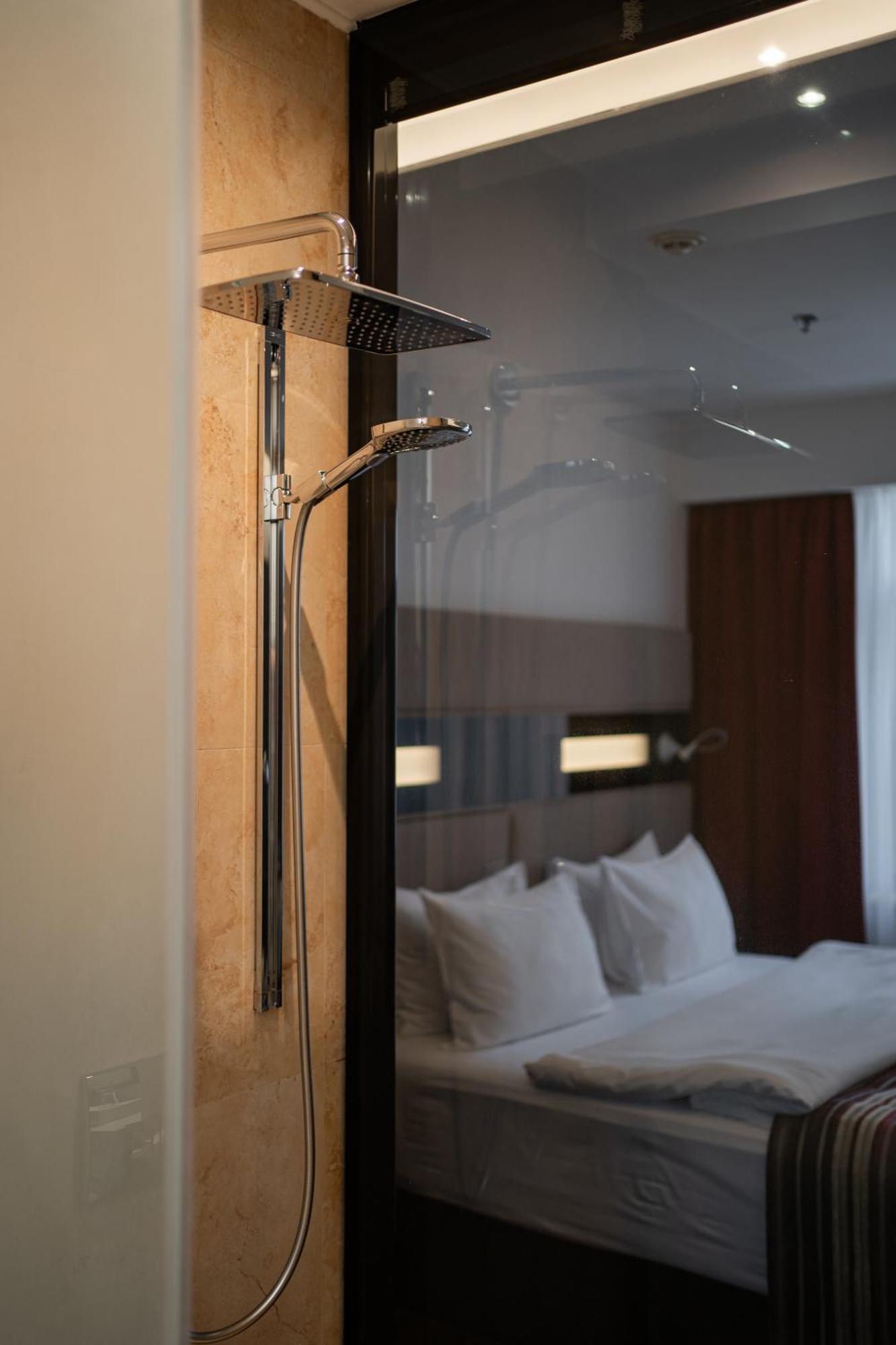 11 Mirrors Design Hotel Kiev Exterior foto